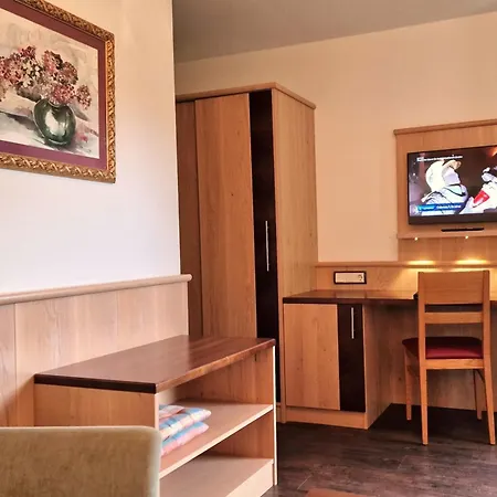 特拉特尼格乡村酒店